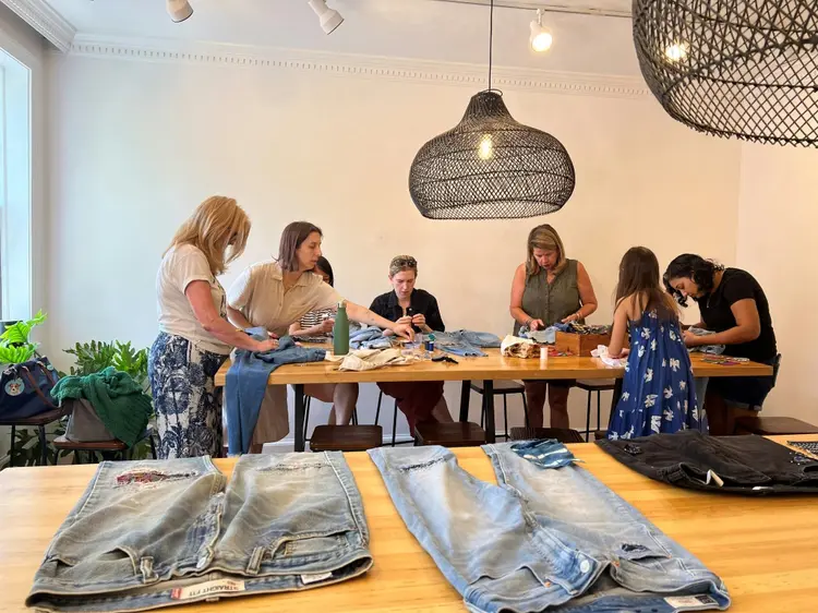 Segunda chance: artesã têxtil, Sophie Canter ensina métodos de conserto de roupas durante workshop em Washington (AFP Photo)