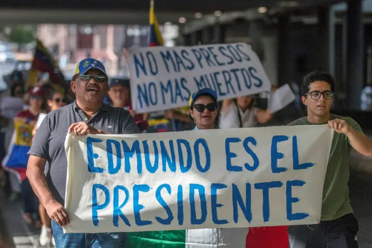 Venezuelanos em Monterrey (México) protestam contra o resultado anunciado das eleições presidenciais na Venezuela em 10 de agosto de 2024 (AFP)