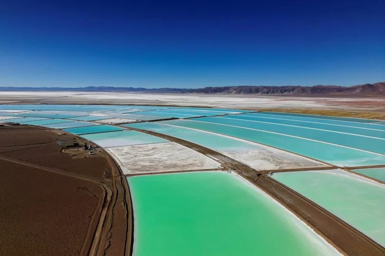 Vista aérea de piscinas de evaporação para extração de lítio no Salar de Olaroz, Jujuy, Argentina, em 1º de julho de 2024. (AFP Photo)