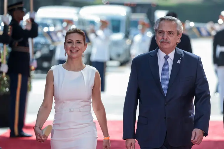 O então presidente argentino Alberto Fernández e a ex-primeira-dama Fabiola Yáñez durante a Cúpula das Américas em Los Angeles (AFP)