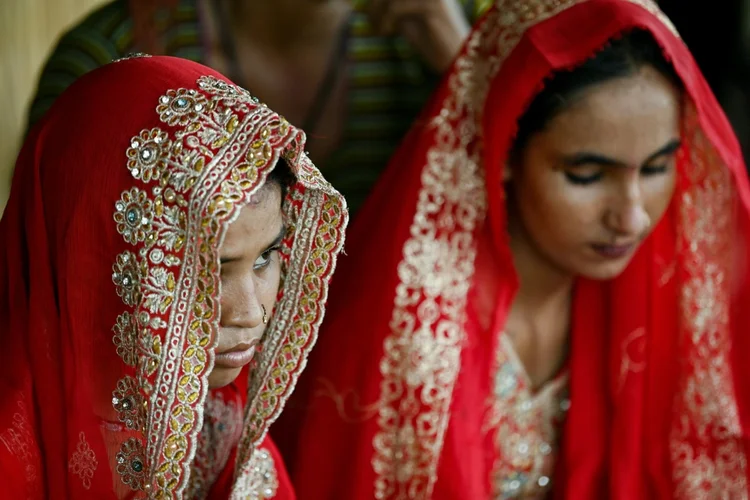 
Pobreza: aos 14 anos, Shamila casou em troca de dinheiro para sua família poder se preparar para as enchentes (AFP Photo)