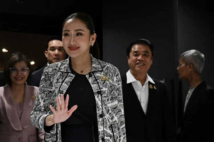 Paetongtarn Shinawatra acena para a imprensa em Bangcoc, em 15 de agosto de 2024 (AFP)