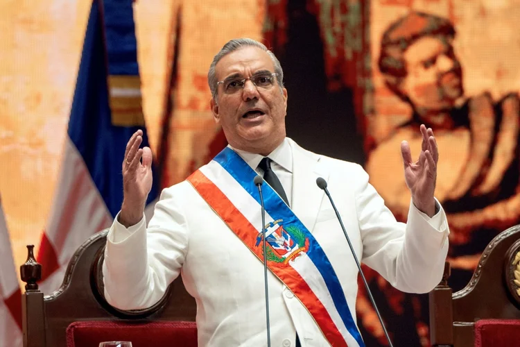Luis Abinader, recém-empossado presidente dominicano, discursa no Palácio Nacional, em Santo Domingo, em 16 de agosto de 2024 (AFP)