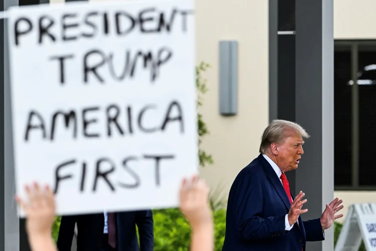 Contramão: Trump optou por levantar a bandeira dos investimentos em combustíveis fósseis (AFP Photo)