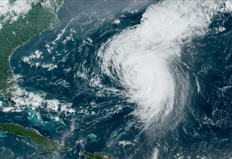 Imagem de satélite obtida da Administração Nacional Oceânica e Atmosférica dos EUA mostra o furacão Ernesto se aproximando das Bermuda (AFP)