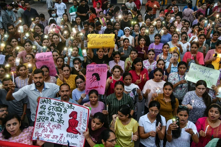 Protestos: enfermeiros condenam estupro e assassinato de médica na Índia durante vigília na cidade de Chandigarh, no dia 16 de agosto. (AFP/AFP)