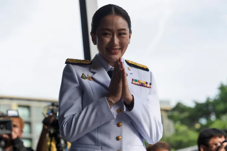 Paetongtarn Shinawatra chega à cerimônia na qual foi nomeada primeira-ministra pelo rei da Tailândia, em Bangkok (AFP/AFP)