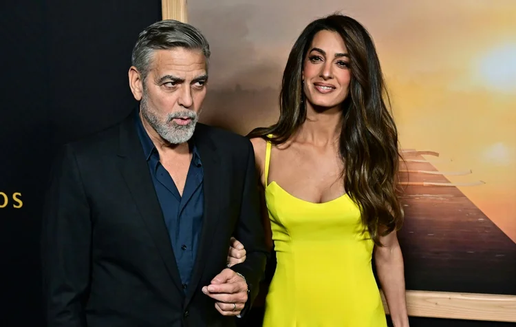 George Clooney e sua esposa, Amal, durante evento em Beverly Hills, EUA, em 11 de dezembro de 2023 (AFP)