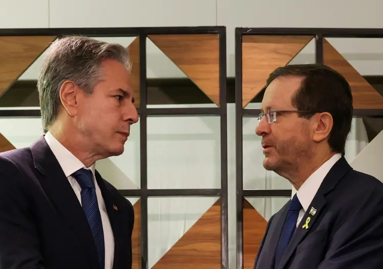 O secretário de Estado americano, Antony Blinken (E), e o presidente de Israel, Isaac Herzog, durante reunião em Tel Aviv, em 19 de agosto de 2024 (AFP)