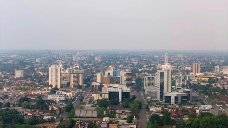 Clima: vista aérea de Porto Velho mostra como fumaça se alastrou pela capital (AFP Photo)