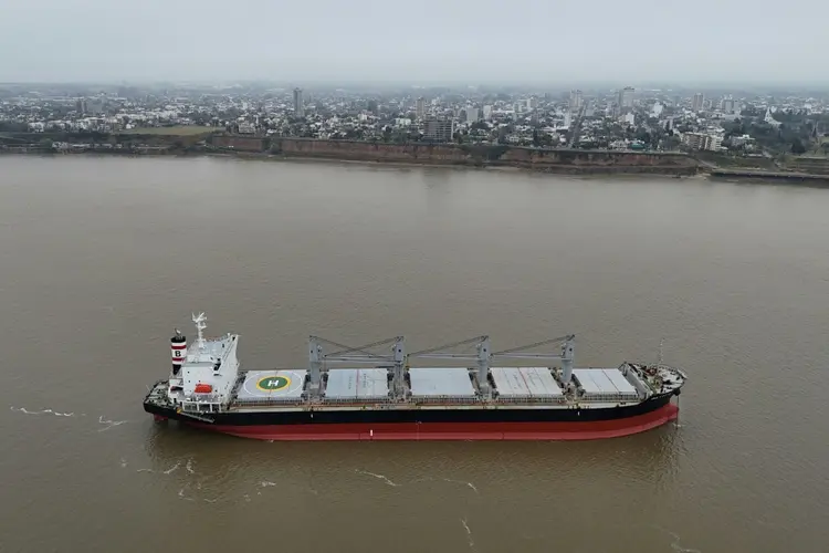 Vista aérea do navio Ina-Lotte, com bandeira da Libéria, em frente à cidade de Rosário (Argentina) em 21 de agosto de 2024 (AFP)