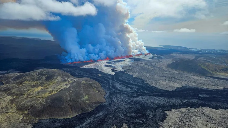 Imagem divulgada pela guarda-costeira da Islândia mostra erupção vulcânica registrada na península de Reykjanes em 29 de maio de 2024 (AFP)