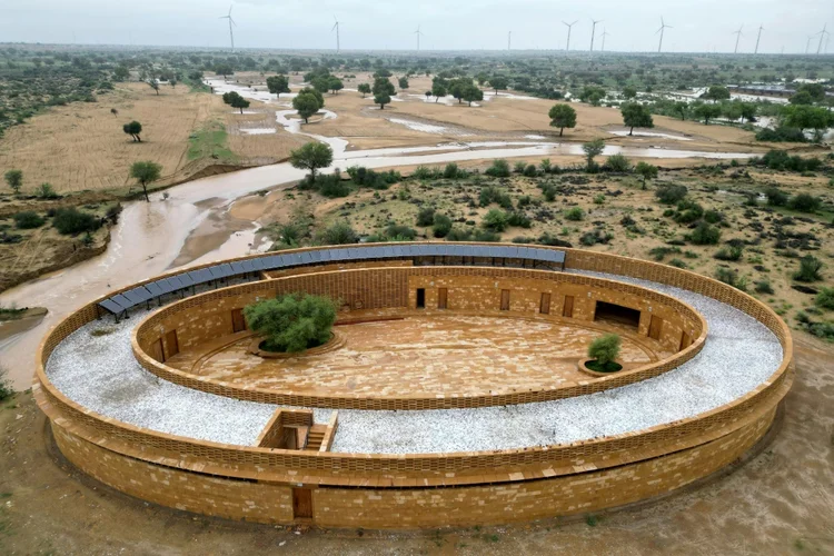 Projeto: imagem aérea da escola pra meninas Rajkumari Ratnavati, na aldeia de Kanoi, no desértico estado indiano do Rajastão (AFP Photo)