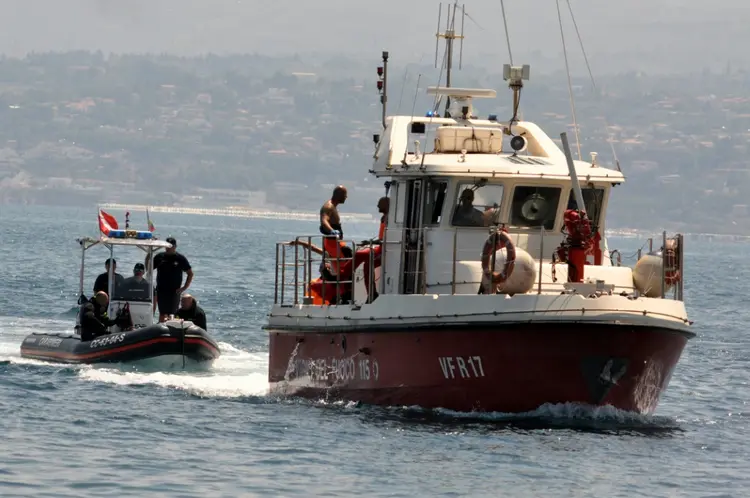 Mergulhadores do corpo de bombeiros italiano carregam o corpo de Hannah Lynch, filha do magnata britânico Mike Lynch, em 23 de agosto de 2024, para o porto de Porticello, próximo a Palermo, quatro dias após o naufrágio do iate de luxo “Bayesian” (AFP)