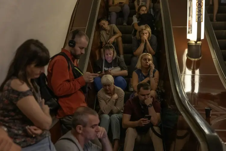 Ucranianos procuram refúgio na estação de metrô de Teatralna, Kiev (Barbara WOJAZER/AFP)