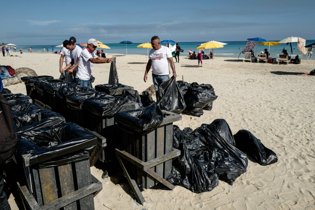 Cubanos recolhem lixo de praia em Havana em 20 de agosto de 2024 Saneamento contaminação oceanos