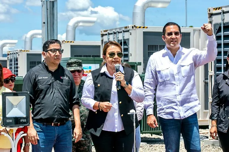 Xiomara Castro discursa em San Pedro Copán, durante inauguração de projeto hidrelétrico (AFP)