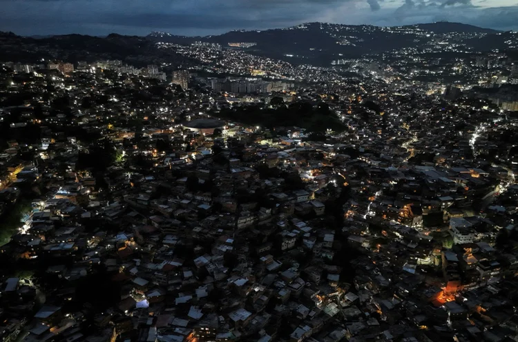 Vista do bairro Petare após restabelecimento da energia em 30 de agosto de 2024 (AFP/AFP)