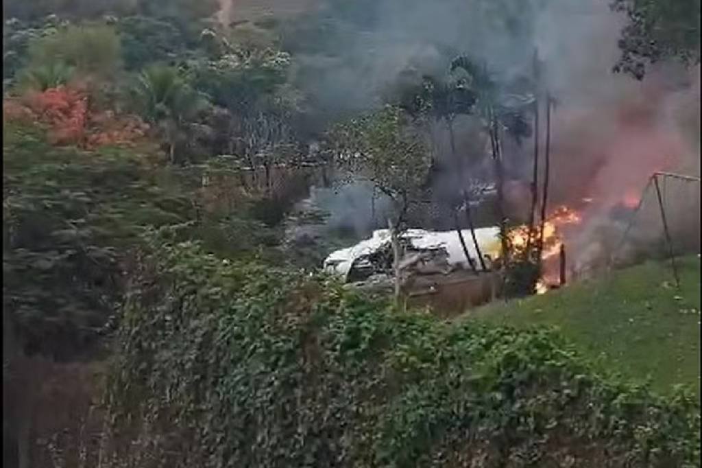 Queda de avião da Voepass: Tarcísio e Ratinho Jr. vão a Vinhedo acompanhar resgate