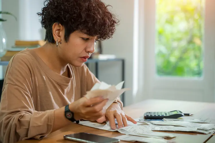 As consequências de ficar com o nome sujo são conhecidas: resulta em problemas para obtenção de crédito bancário, financiamento e empréstimos, entre outras dores de cabeça.