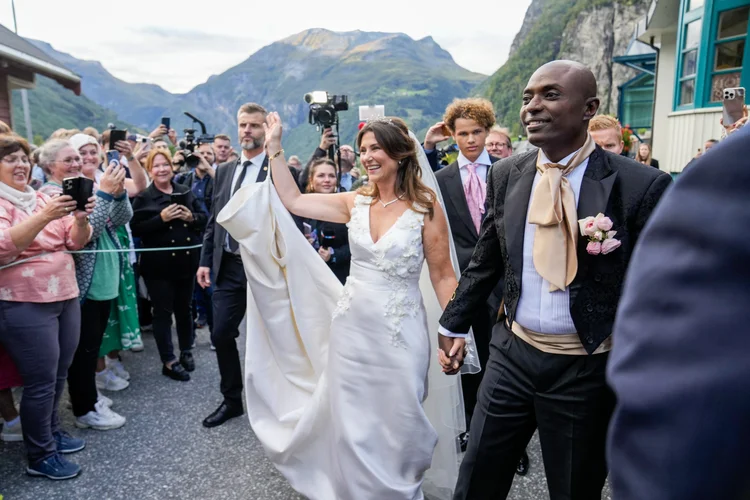 Os dois pretendentes casaram-se de acordo com a liturgia da Igreja Luterana da Noruega (Photo by Heiko Junge / NTB / AFP) )