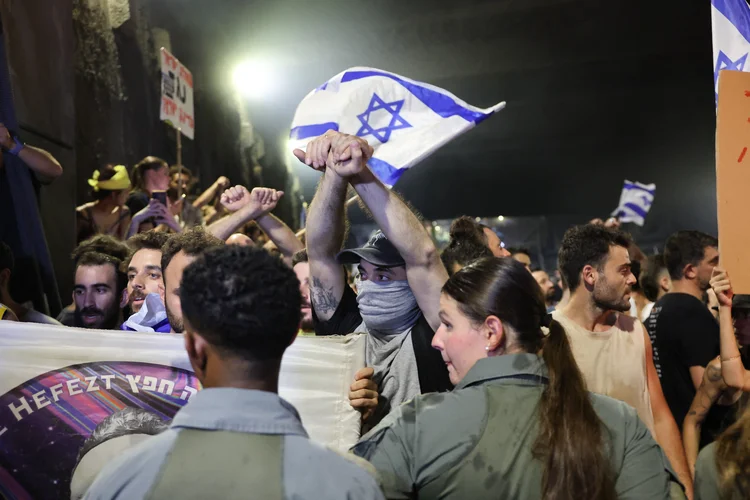 Manifestantes invadem estrada em protesto contra Netanyahu ((Photo by JACK GUEZ / AFP))