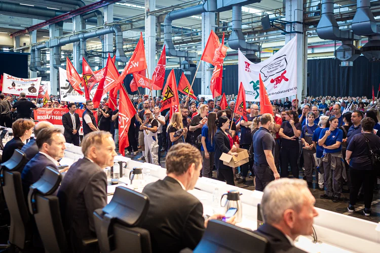 Funcionários da montadora alemã Volkswagen protestam no início de uma assembleia geral da empresa em Wolfsburg, norte da Alemanha, em 4 de setembro de 2024: empresa avalia fechar plantas no país (Moritz Frankenberg / POOL/AFP)