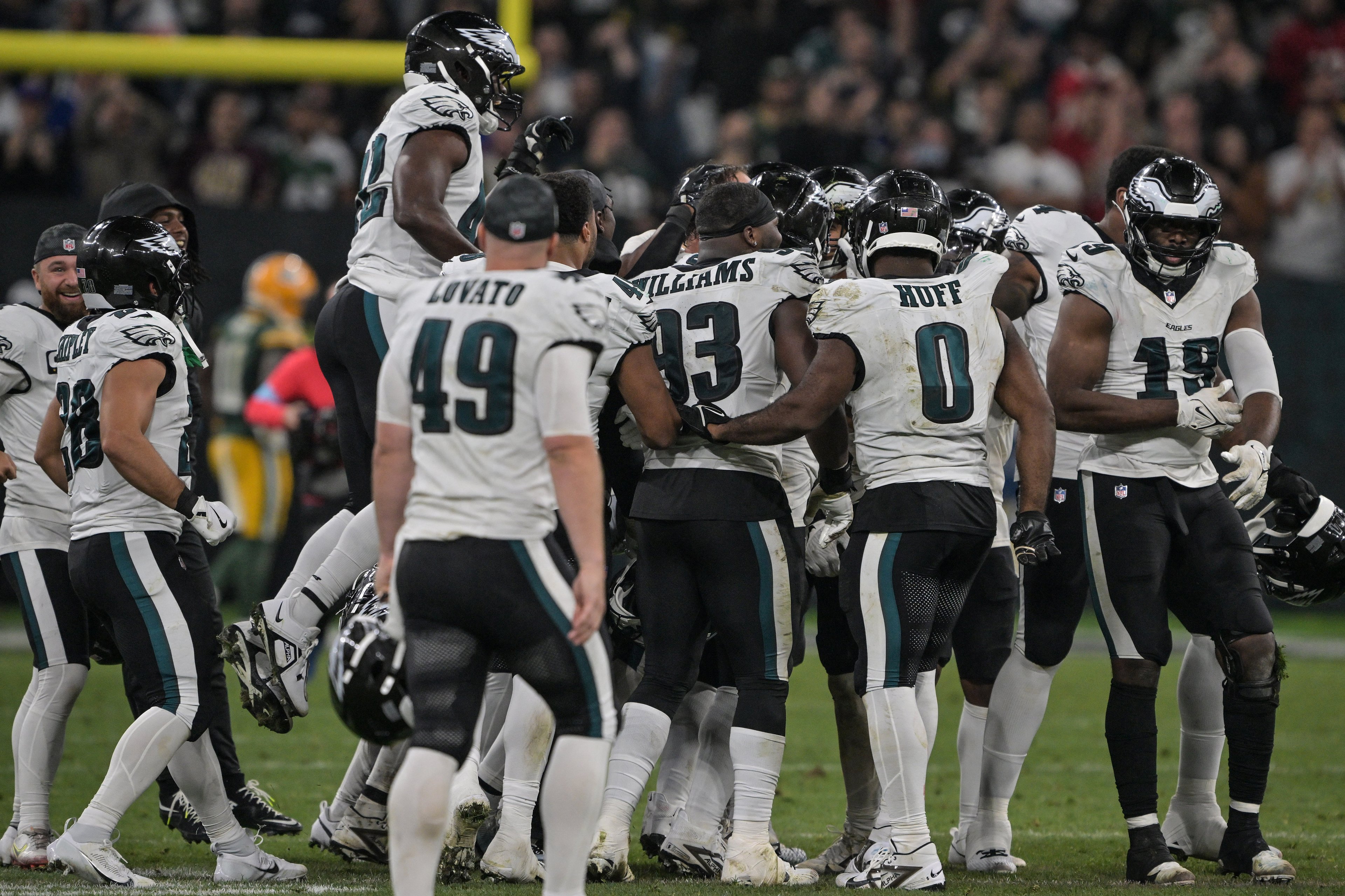 Jogadores dos Eagles comemoram após vencer a partida de futebol americano da NFL entre Philadelphia Eagles e Green Bay Packers na Neo Química Arena, em São Paulo