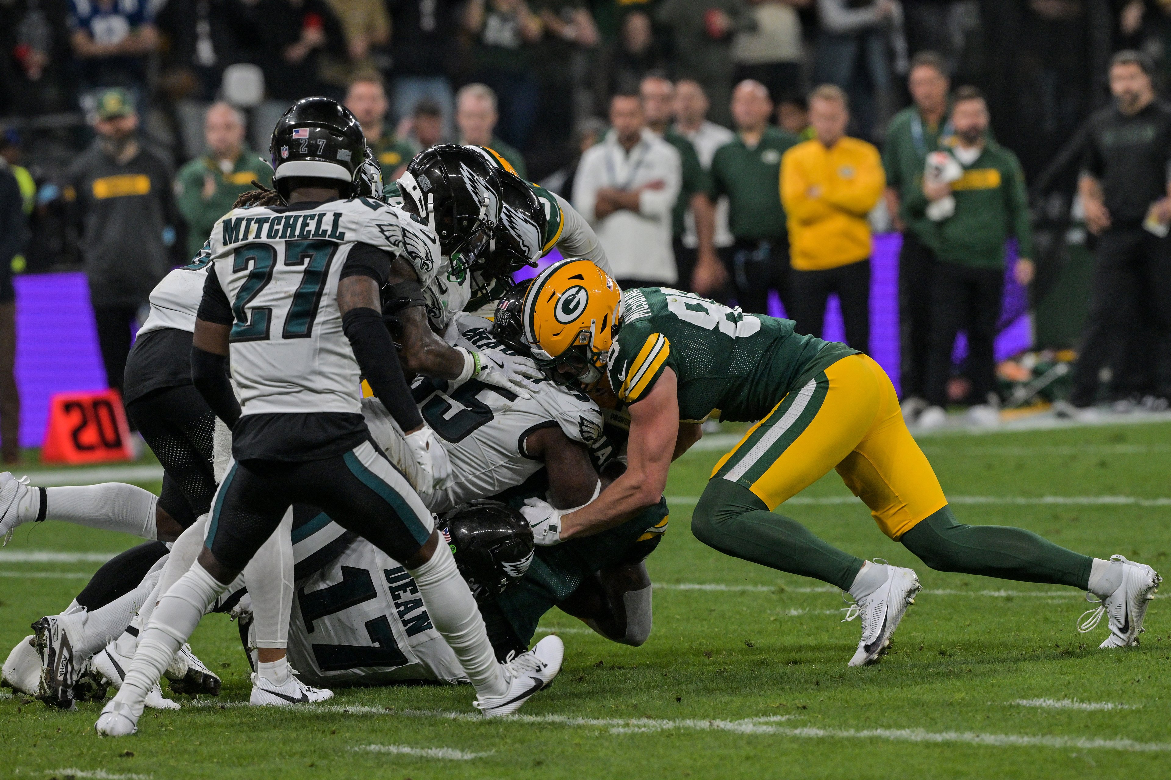 Jogadores do Philadelphia Eagles e do Green Bay Packers disputam durante a partida de futebol americano da NFL Philadelphia Eagles x Green Bay Packers, na Neo Química Arena em São Paulo, Brasil