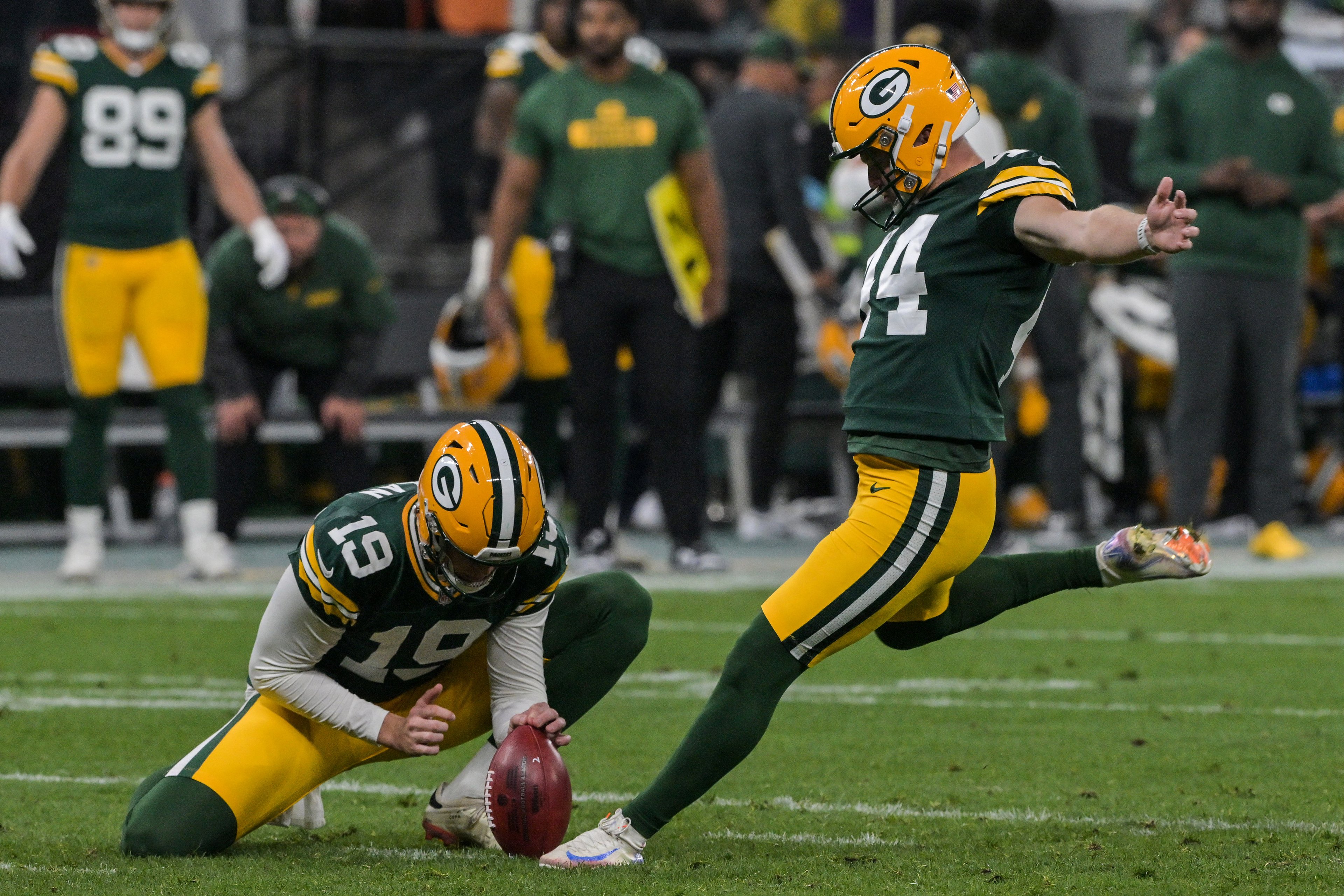 Brayden Narveson (D) do Green Bay Packers chuta a bola durante o jogo da NFL entre o Green Bay Packers e o Philadelphia Eagles no estádio Neo Química Arena em São Paulo, Brasil