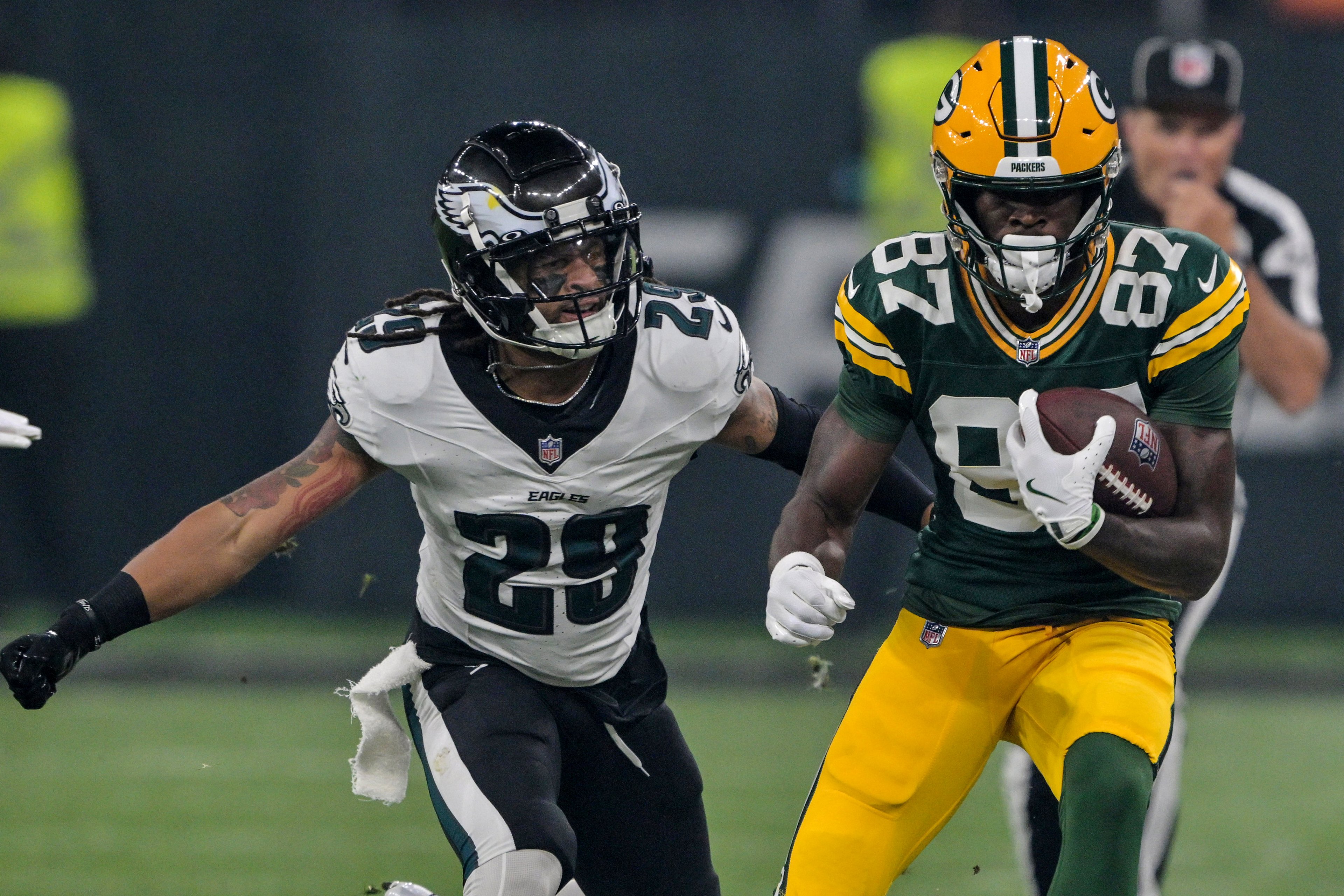 Avonte Maddox (E) do Philadelphia Eagles e Romeo Doubs do Green Bay Packers brigam pela bola durante o jogo da NFL entre o Green Bay Packers e o Philadelphia Eagles no estádio Neo Química Arena em São Paulo, Brasil