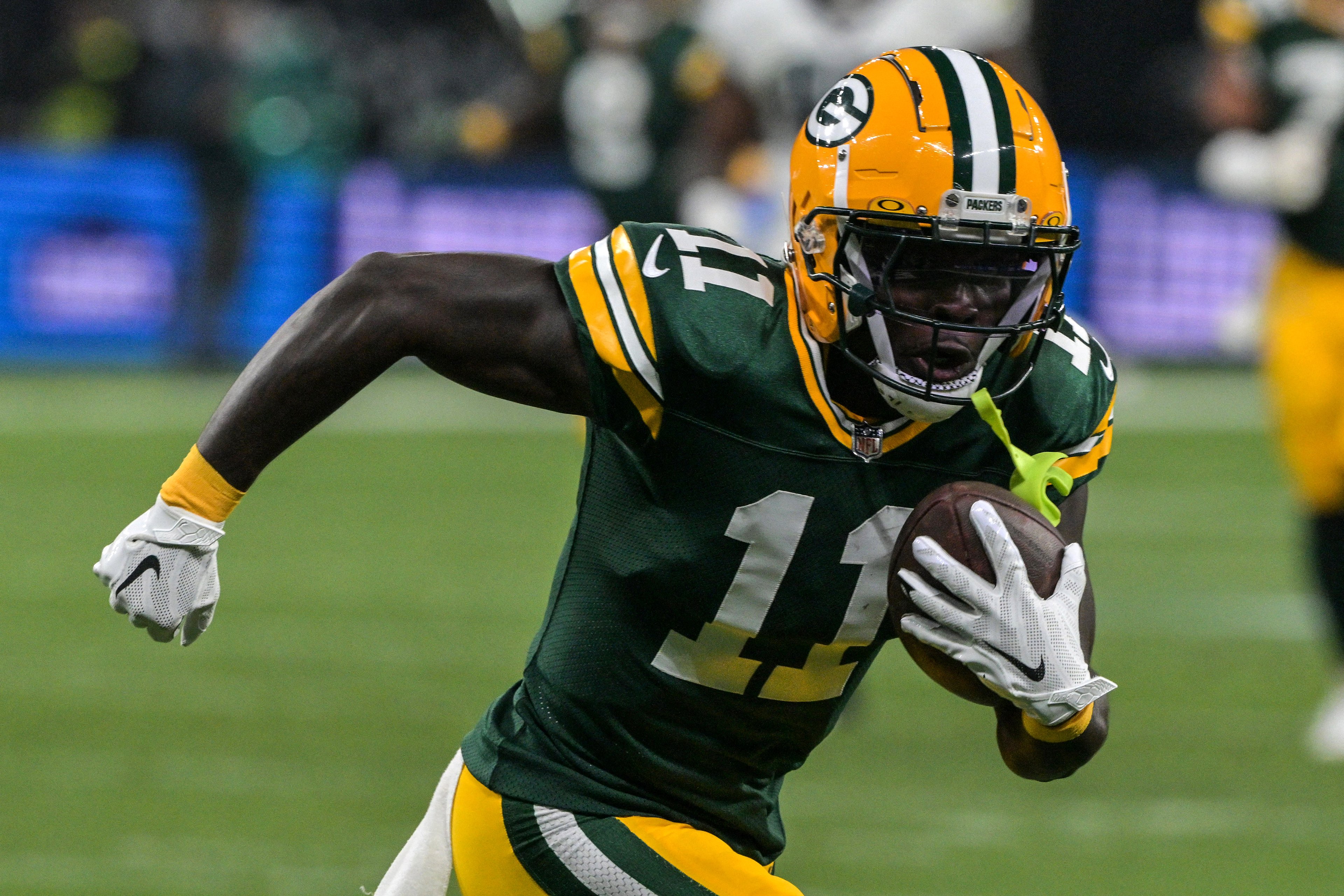 Jayden Reed, do Green Bay Packers, corre com a bola durante o jogo da NFL entre o Green Bay Packers e o Philadelphia Eagles no estádio Neo Química Arena em São Paulo, Brasil