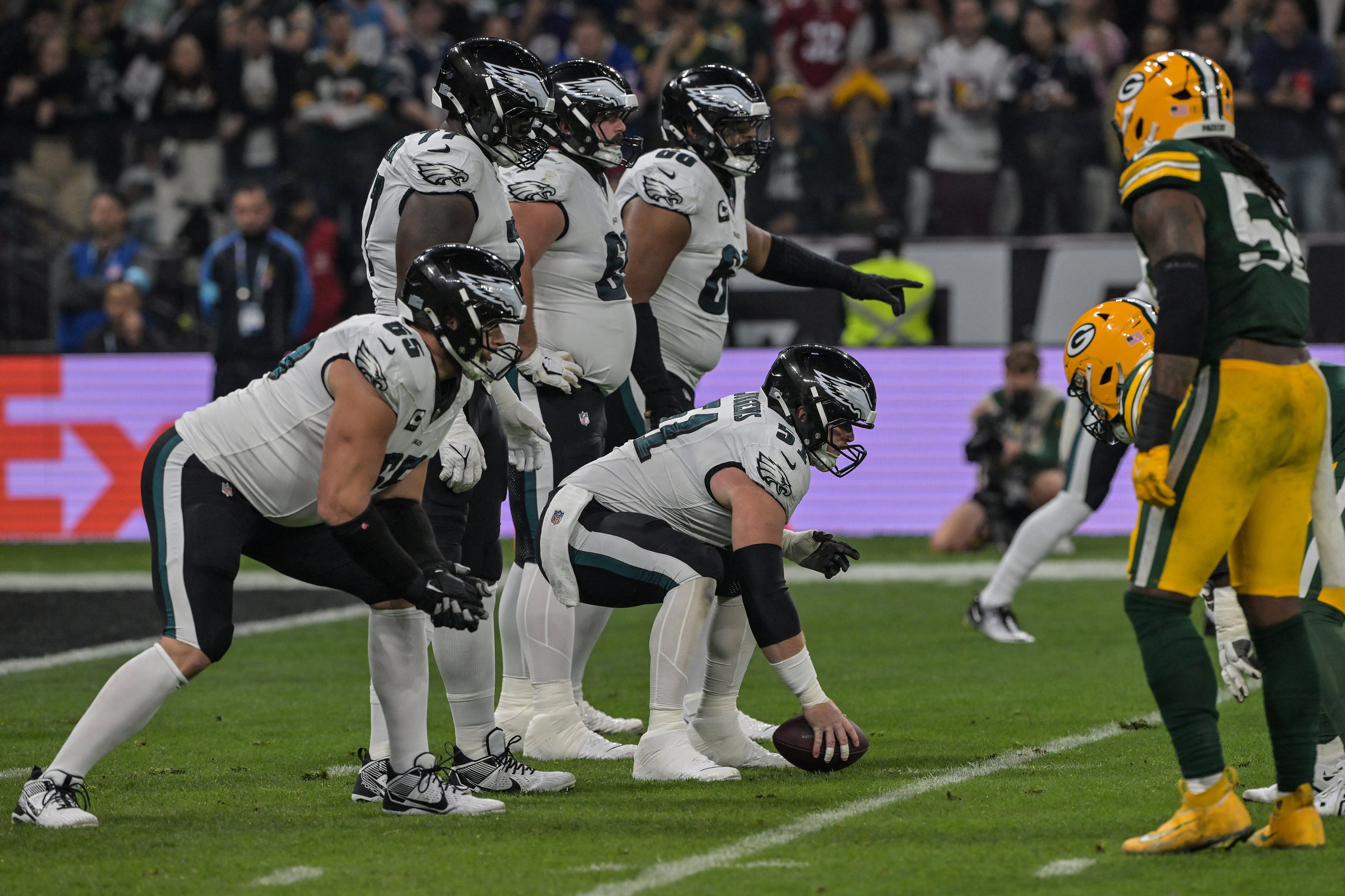 Jogadores do Philadelphia Eagles se preparam para uma jogada durante a partida de futebol americano da NFL Philadelphia Eagles x Green Bay Packers, na Neo Química Arena em São Paulo, Brasil