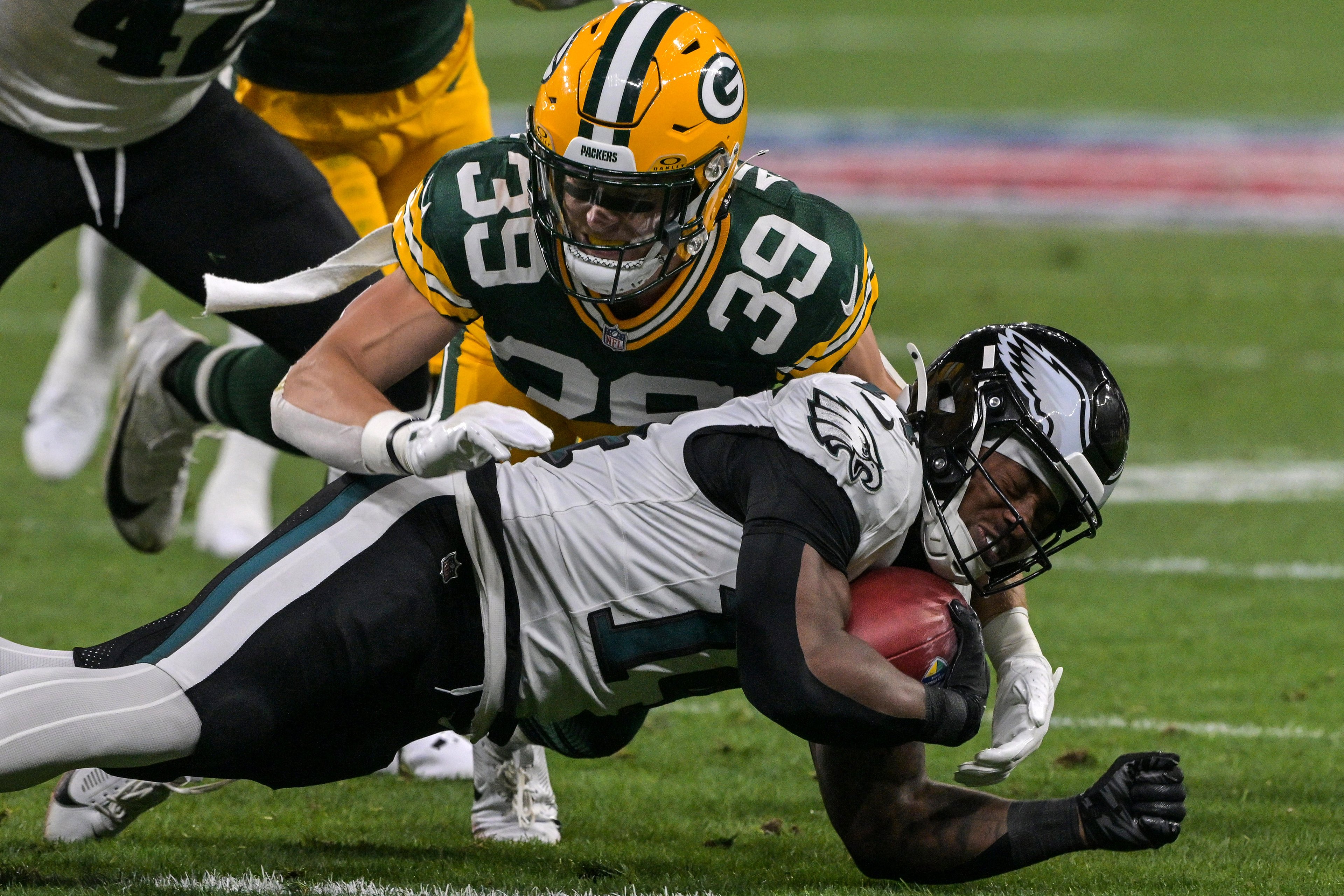 Zayne Anderson (acima), do Green Bay Packers, e Kenneth Gainwell, do Philadelphia Eagles, brigam pela bola durante o jogo da NFL entre o Green Bay Packers e o Philadelphia Eagles no estádio Neo Química Arena em São Paulo, Brasil.