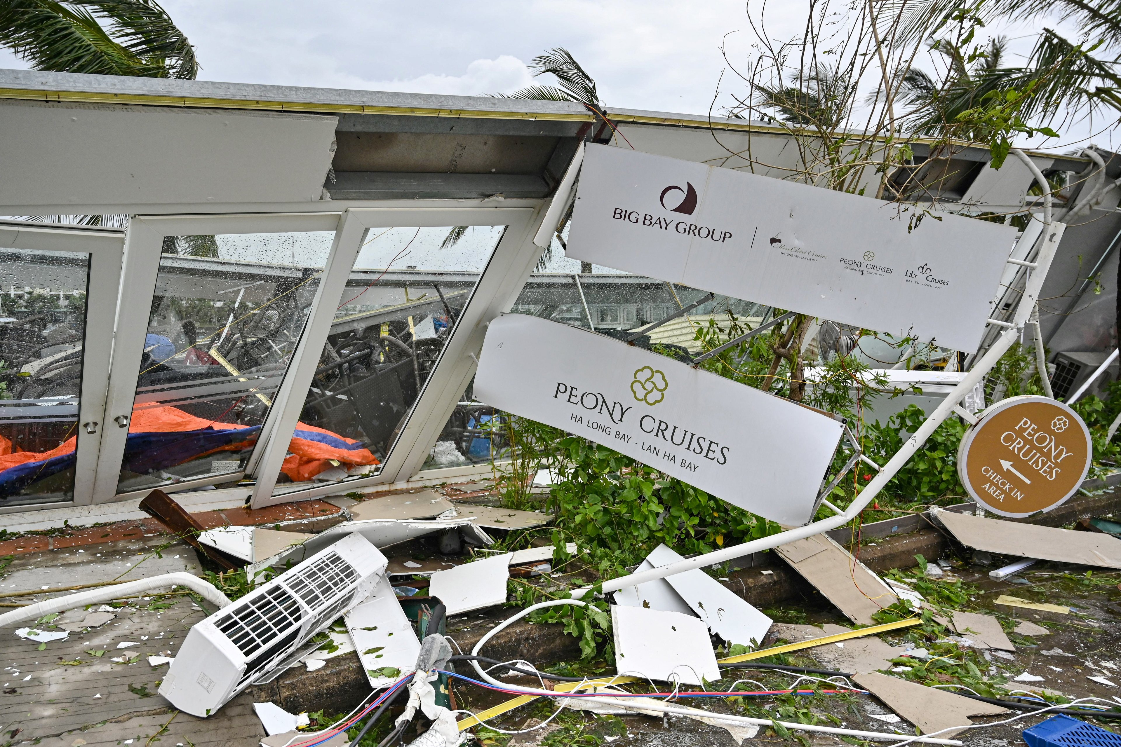 Esta imagem mostra os destroços de salas de espera destruídas usadas para turistas de cruzeiros na costa após o Super Tufão Yagi atingir a baía de Ha Long, na província de Quang Ninh, em 8 de setembro de 2024. O Super Tufão Yagi arranca milhares de árvores, varre navios e barcos no mar e arranca telhados de casas no norte do Vietnã, depois de deixar um rastro de destruição no sul da China e nas Filipinas