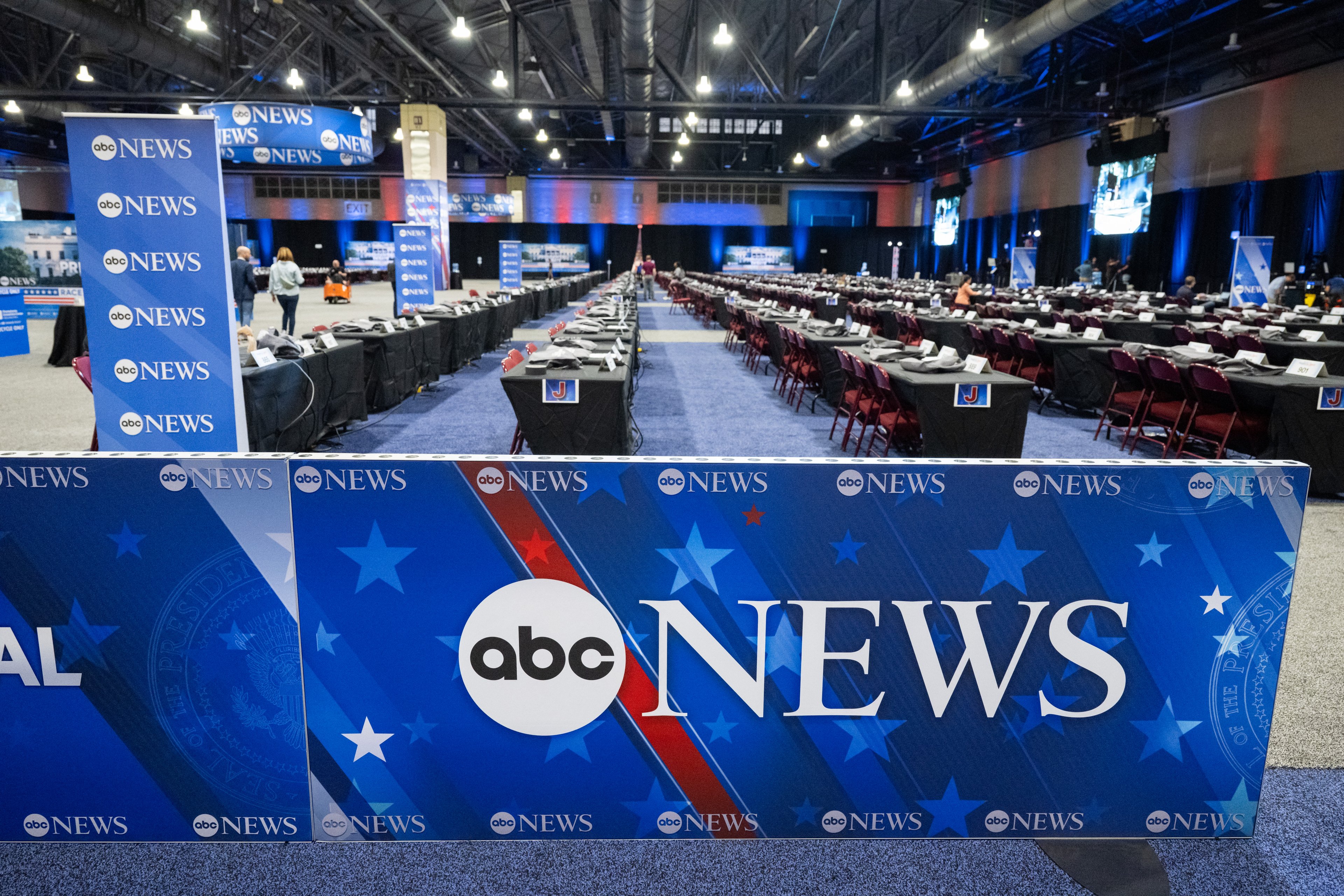 Cenário do debate sendo montado, na segunda, 9; programa será realizado em estúdio na Filadélfia