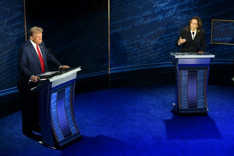 A vice-presidente dos EUA e candidata democrata à presidência Kamala Harris e o ex-presidente dos EUA e candidato republicano à presidência Donald Trump falam durante um debate presidencial no National Constitution Center, na Filadélfia, Pensilvânia, em 10 de setembro de 2024. (Saul Loeb/AFP)