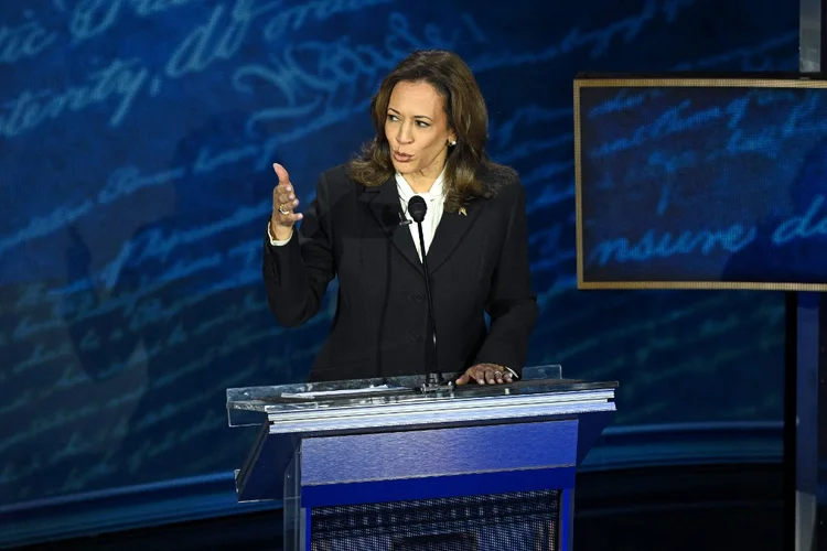 A vice-presidente dos EUA e candidata democrata à presidência Kamala Harris durante um debate presidencial no National Constitution Center, na Filadélfia, Pensilvânia, em 10 de setembro de 2024. (Saul Loeb/AFP)