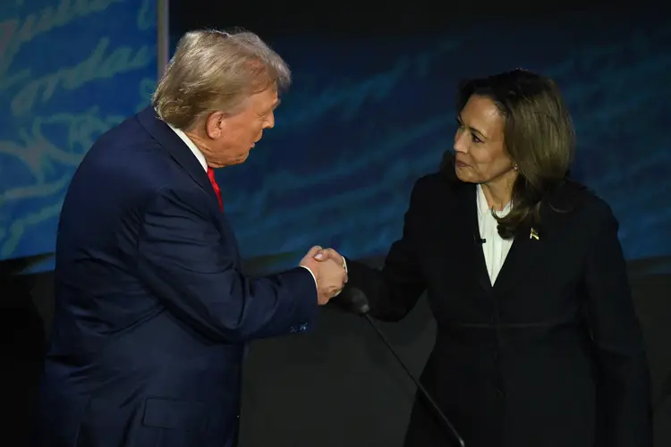 Harris quer aproveitar o momento depois do primeiro debate para um novo confronto, mas Trump ainda não decidiu se aceitará o embate. (SAUL LOEB /AFP)