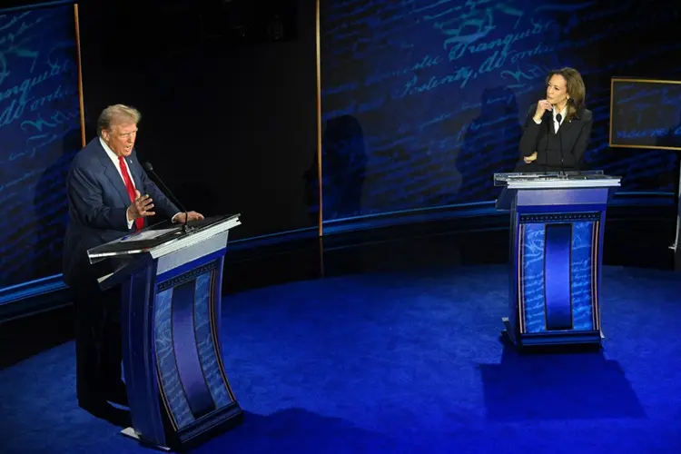 Donald Trump (d) e Kamala Harris (e) tiveram o primeiro debate entre eles na noite da última terça-feira, 10. (Saul Loeb/AFP)