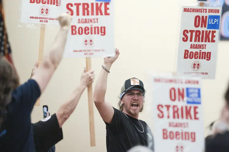 Boeing anunciou que faria uma oferta de contrato “melhor e final”, o que foi rejeitada pelos trabalhadores (Jason Redmond/AFP)