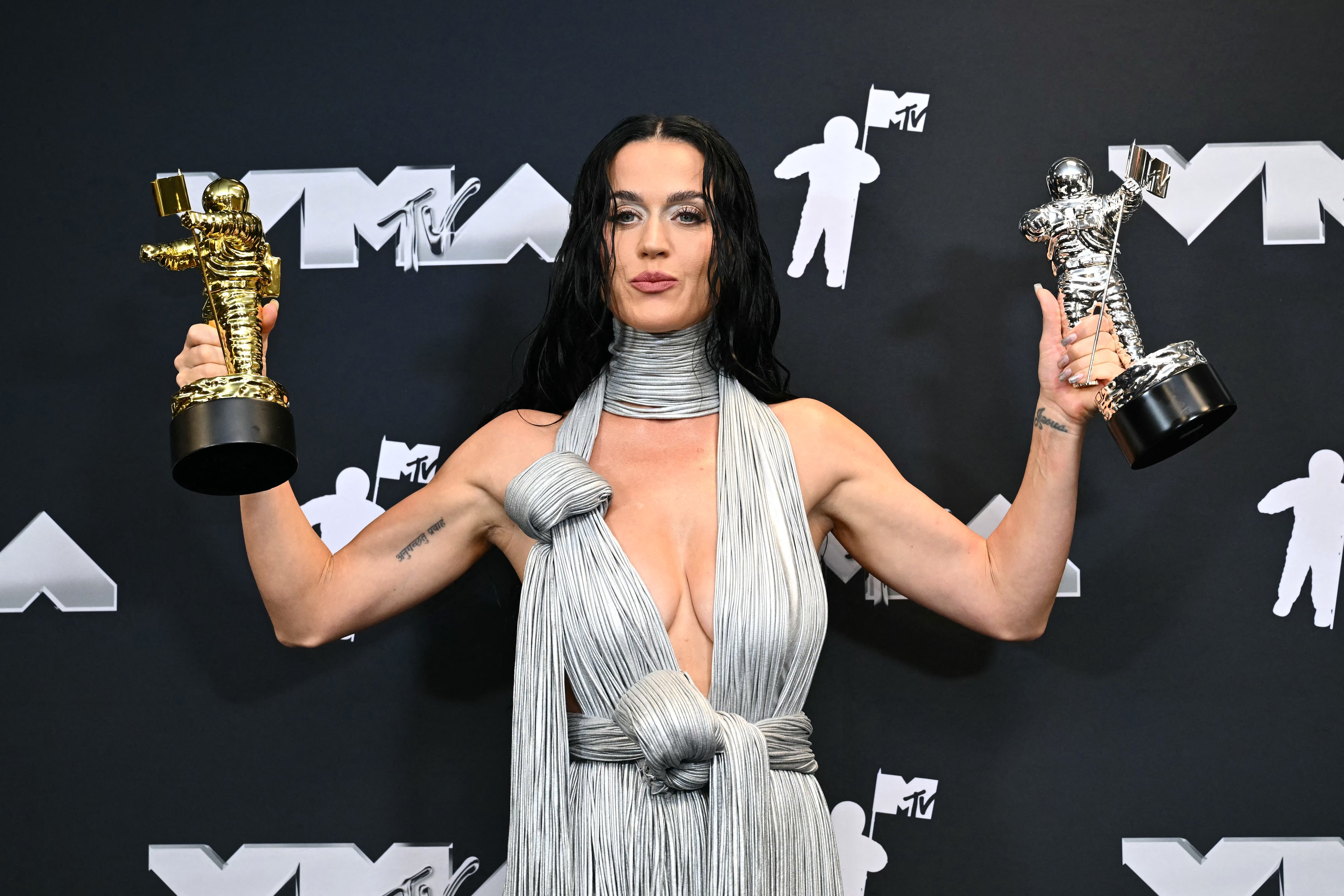 A cantora Katy Perry posa na sala de imprensa com o Michael Jackson Video Vanguard Award e com o prêmio de Performance Mais Icônica do VMA por Roar, durante o MTV Video Music Awards na UBS Arena em Elmont, Nova York, em 11 de setembro de 2024.