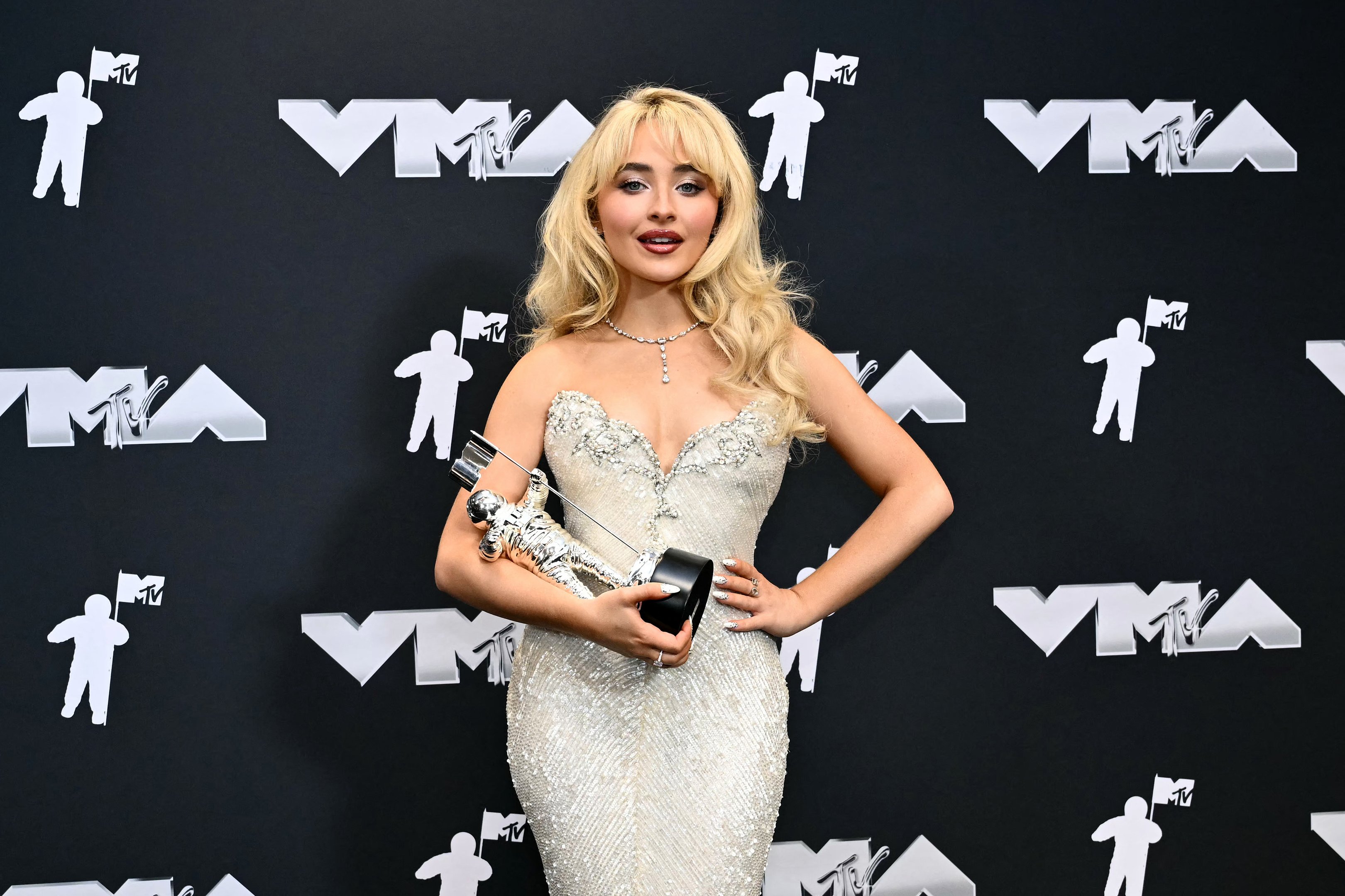 A cantora Sabrina Carpenter posa na sala de imprensa com o prêmio de Música do Ano por Espresso, durante o MTV Video Music Awards na UBS Arena em Elmont, Nova York, em 11 de setembro de 2024.