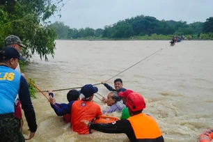 Imagem referente à matéria: Com fortes chuvas, China se prepara para chegada de tufão Bebinca