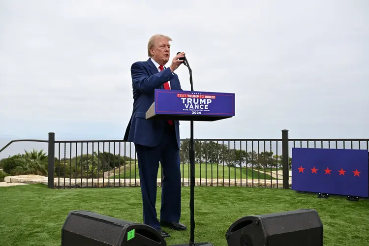 Ex-presidente dos EUA e candidato presidencial republicano Donald Trump fala durante uma entrevista coletiva no Trump National Golf Club Los Angeles em Rancho Palos Verdes, Califórnia, em 13 de setembro de 2024 (Robyn Beck/AFP)