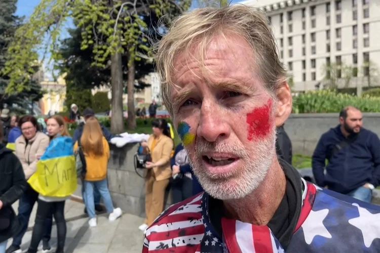 Routh durante protesto em 2022 pedindo apoio de líderes estrangeiros à Ucrânia (Photo by AFPTV / AFP)/Freepik)