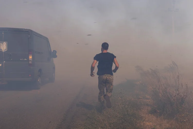 Ucraniano corre para ajudar fazendeiros após incêndio na região de Donetsk
 (Oleksii Filippov/AFP)