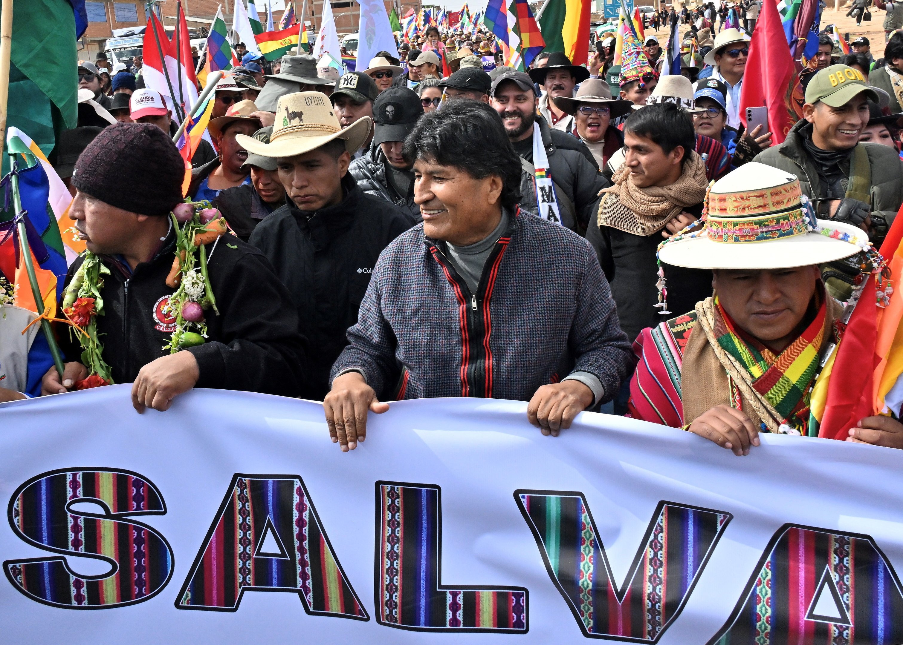 O ex-presidente boliviano (2006-2019) Evo Morales Ayma (C) sorri durante a chamada Marcha para Salvar a Bolívia -contra seu ex-aliado, o líder esquerdista Luis Arce- em Caracollo, província de Oruro, 200 km ao sul de La Paz, Bolívia , em 17 de setembro de 2024. Morales, que acusa o presidente Luis Arce de usar os poderes judiciário e eleitoral para bloquear sua candidatura presidencial, iniciou uma marcha até La Paz junto com vários milhares de seus apoiadores, enquanto o governo insistia em esforços conspiratórios