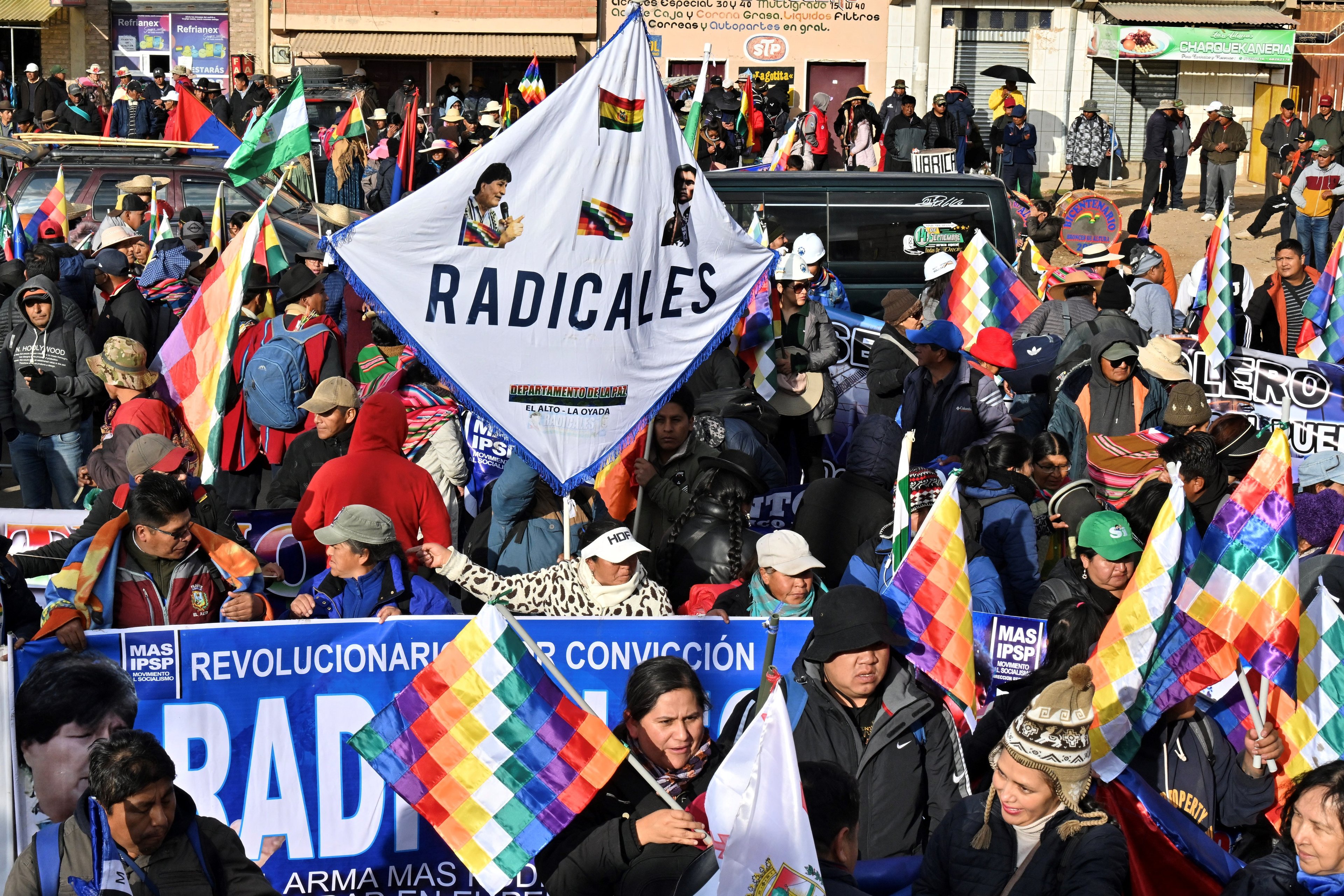 Apoiadores do ex-presidente da Bolívia, Evo Morales, se reúnem durante a chamada Marcha para Salvar a Bolívia contra o líder esquerdista Luis Arce, em Caracollo, província de Oruro, 200 km ao sul de La Paz, Bolívia, em 17 de setembro de 2024. O ex-presidente Evo Morales, que acusa o presidente Luis Arce de usar os poderes judiciário e eleitoral para bloquear a sua candidatura presidencial, iniciou uma marcha para La Paz junto com vários milhares de seus apoiadores, enquanto o governo insistia em esforços conspiratórios