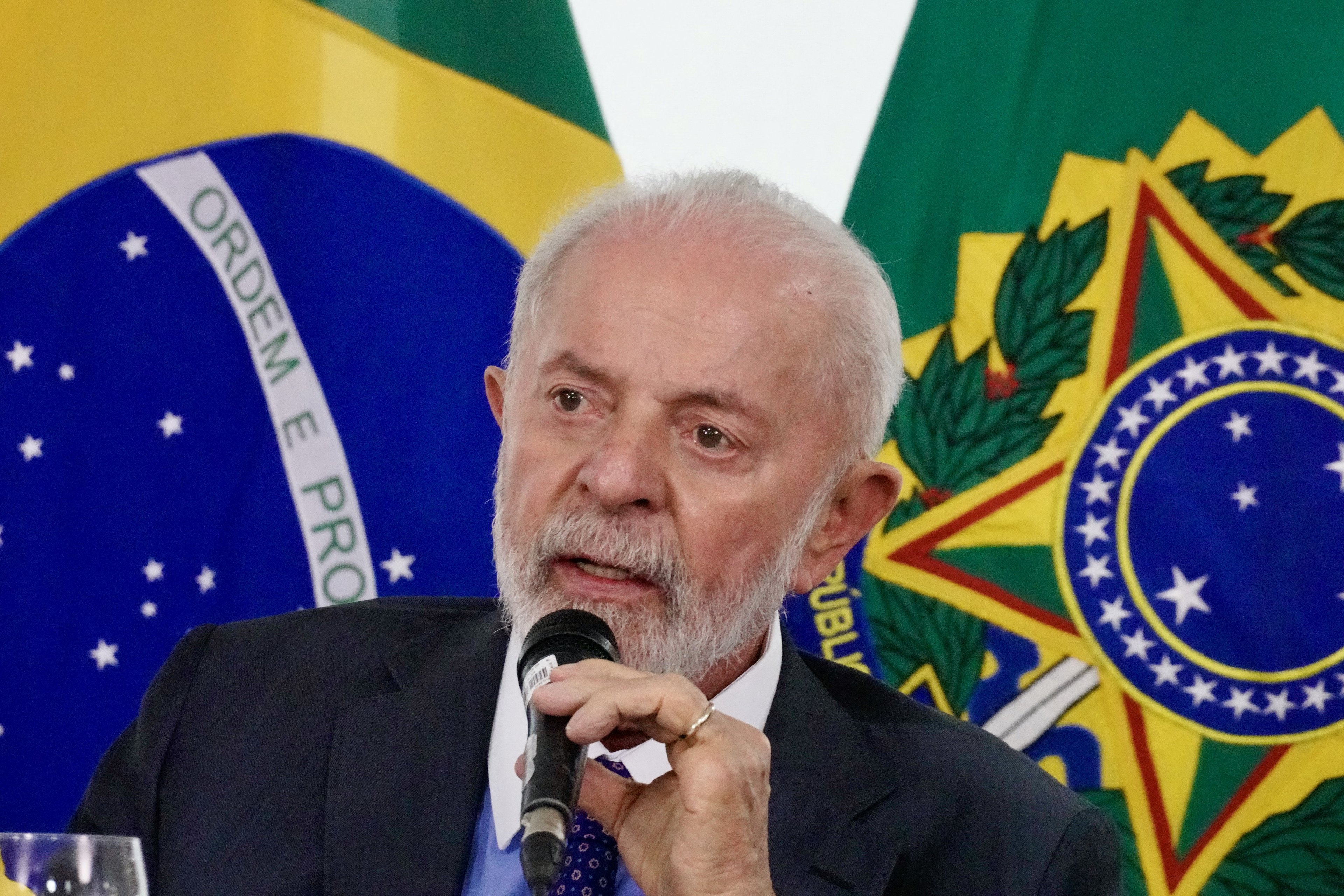 This handout picture released by the Brazilian Vice Presidency shows Brazilian President Luiz Inacio Lula da Silva speaking during a meeting with the heads of the three branches of government and ministers to discuss measures to combat the forest fires in the country at the Planalto Palace in Brasilia on September 17, 2024. (Photo by Cadu Gomes / Brazilian Vice-Presidency / AFP) / RESTRICTED TO EDITORIAL USE - MANDATORY CREDIT "AFP PHOTO / BRAZILIAN VICE PRESIDENCY / CADU GOMES" - NO MARKETING NO ADVERTISING CAMPAIGNS - DISTRIBUTED AS A SERVICE TO CLIENTS